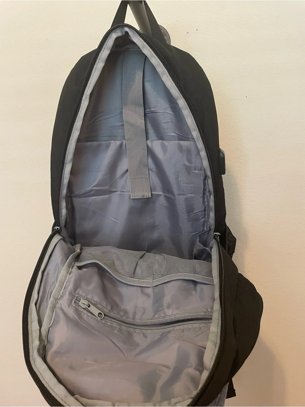 Black Men's Backpack – Versatile Everyday Carry